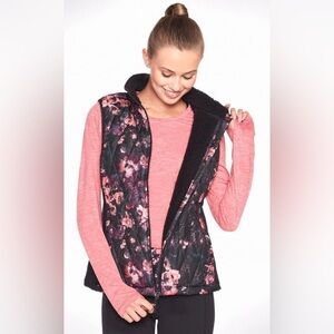 NEW w/Tags Skechers GOWALK GOSHIELD
Sherpa Lined Destination Vest Linear Floral